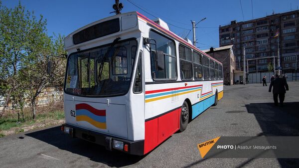 Собранный сотрудниками Ереванского электротранспорта троллейбус Ераз в троллейбусном депо - Sputnik Армения
