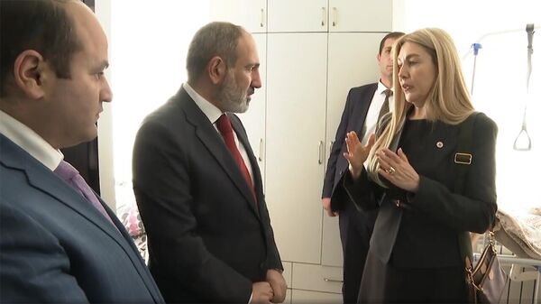 Նիկոլ Փաշինյանն այցելել է Գյումրու տարեցների խնամքի կենտրոն - Sputnik Արմենիա