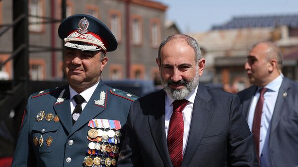 Премьер-министр Никол Пашинян в сопровождении начальника полиции Ваге Казаряна посетил Кумайрийское управление полиции (16 апреля 2022). Гюмри - Sputnik Армения