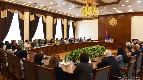 Президент Карабаха Араик Арутюнян встретился с научным советом АрГУ (16 апреля 2022). Степанакерт - Sputnik Армения