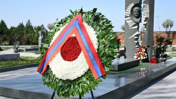 Венок от Ваагна Хачатуряна у могилы национального героя Армении Карена Демирчяна - Sputnik Армения