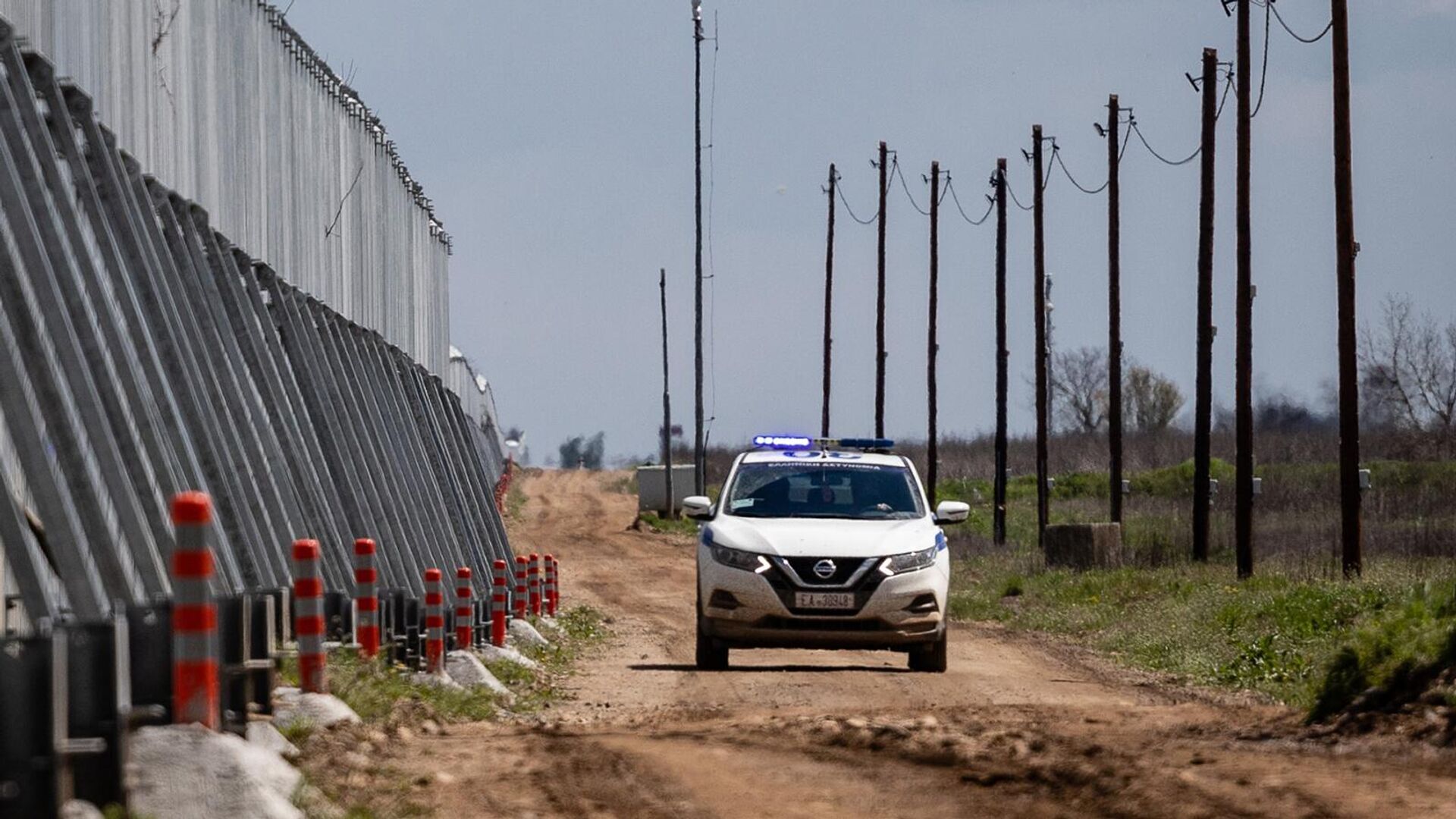 Патруль пограничной полиции Греции объезжает недавно созданную стену на границе с Турцией (9 апреля 2021). Эврос - Sputnik Армения, 1920, 28.04.2022