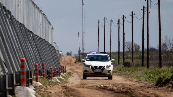 Патруль пограничной полиции Греции объезжает недавно созданную стену на границе с Турцией (9 апреля 2021). Эврос - Sputnik Армения