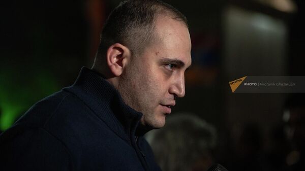 Նարեկ Սամսոնյանը պատասխանում է լրագրողների հարցերին Ազատության հրապարակում բողոքի ակցիայի ժամանակ (17 ապրիլի, 2022թ). Երևան - Sputnik Արմենիա