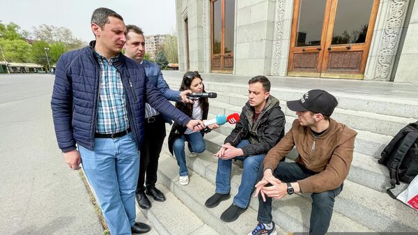 Ազատության հրապարակում հացադուլ հայտարարած Արթուրը և Նվերը պատասխանում են լրագրողների հարցերին (18 ապրիլի, 2022), Երևան։  - Sputnik Արմենիա