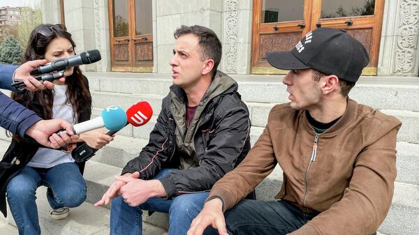 Объявившие голодовку на площади Свободы Артур и Нвер отвечают на вопросы журналистов (18 апреля 2022). Еревaн - Sputnik Армения