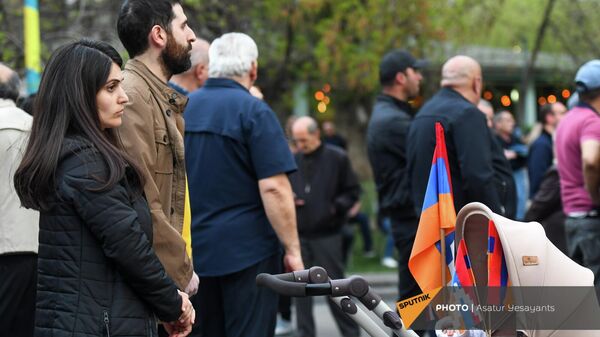 Ազատության հրապարակում քաղաքացիները լսում են Արթուր Վանեցյանին (18 ապրիլի, 2022թ). Երևան - Sputnik Արմենիա