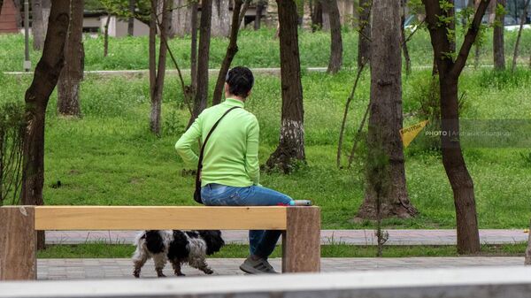Երևան, Օղակաձև այգում նստած կին - Sputnik Արմենիա