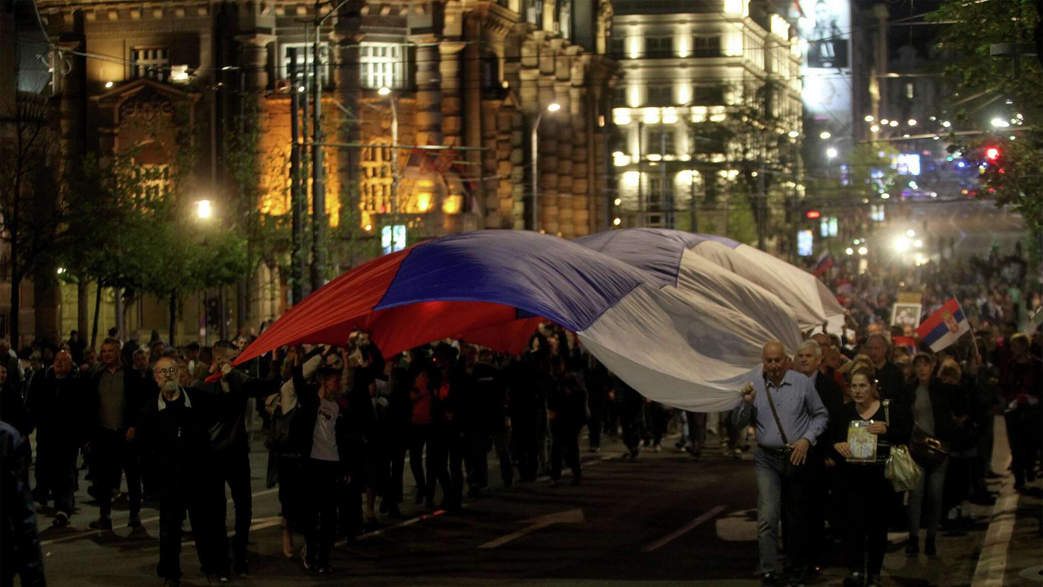 Русские в сербии. Митинги в Сербии 2022. Митинги в Сербии в поддержку России 2022. Россия люди. Митинг в Белграде.