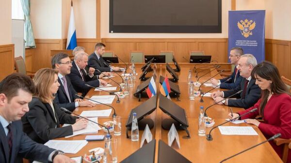 Վահրամ Դումանյանի հանդիպումը Ռուսաստանի Դաշնության գիտության և բարձրագույն կրթության նախարար Վալերի Ֆալկովի հետ - Sputnik Արմենիա