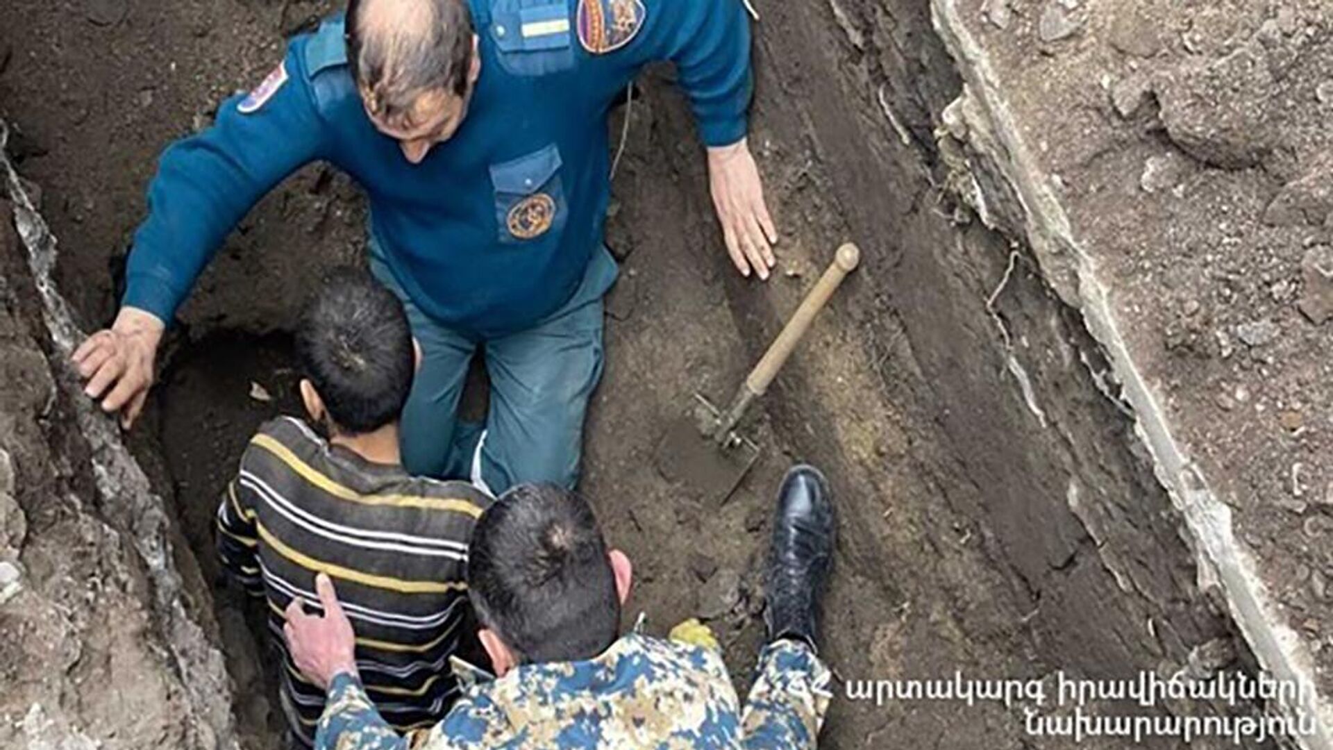 Спасатели вытаскивают пострадавших в результате обрушения стены одного из домов возле гостиницы Аракс (20 апреля 2022). Гюмри - Sputnik Армения, 1920, 20.04.2022