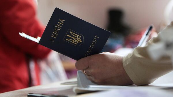 Женщина держит паспорт гражданина Украины в Центре благотворительной помощи Екатерининский (20 апреля 2022). Симферополь - Sputnik Армения