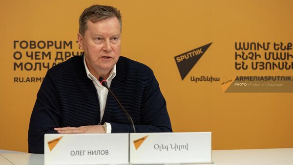 Депутат Государственной Думы РФ Олег Нилов на пресс-конференции в мультимедийном пресс-центре Sputnik Армения (21 апреля 2022). Еревaн - Sputnik Армения