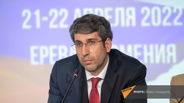 Заместитель министра юстиции Григор Минасян на первом правовом форуме Россия-Армения (21 апреля 2022). Еревaн - Sputnik Армения