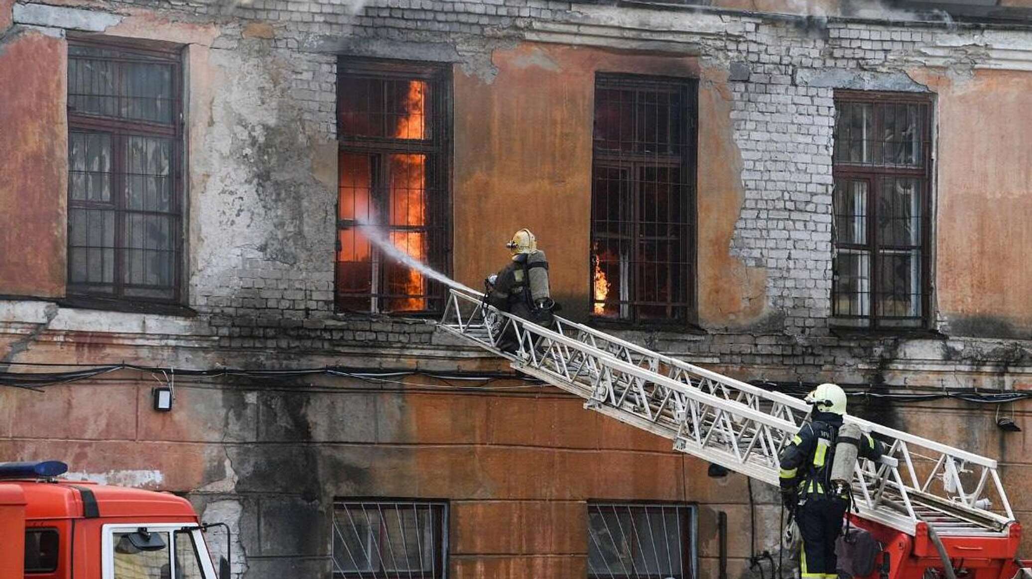 Пожар в здании известия. НИИ 2 Тверь пожар. Пожар в НИИ Тверь. Пожар в Твери НИИ Минобороны. НИИ Минобороны Тверь.