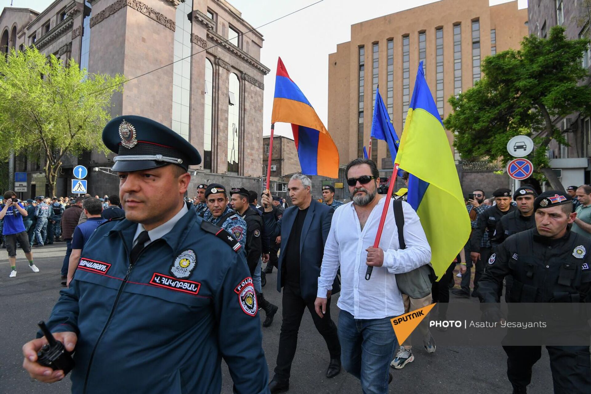 Ереван сегодня сейчас. Протесты в Армении 2022. Ереван митинг у российского посольства. Акции протеста в Ереване. Украинцы в Ереване.