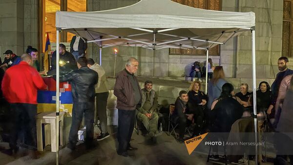 Сбор подписей в палатках во время акции протеста на площади Свободы (21 апреля 2022). Еревaн - Sputnik Армения