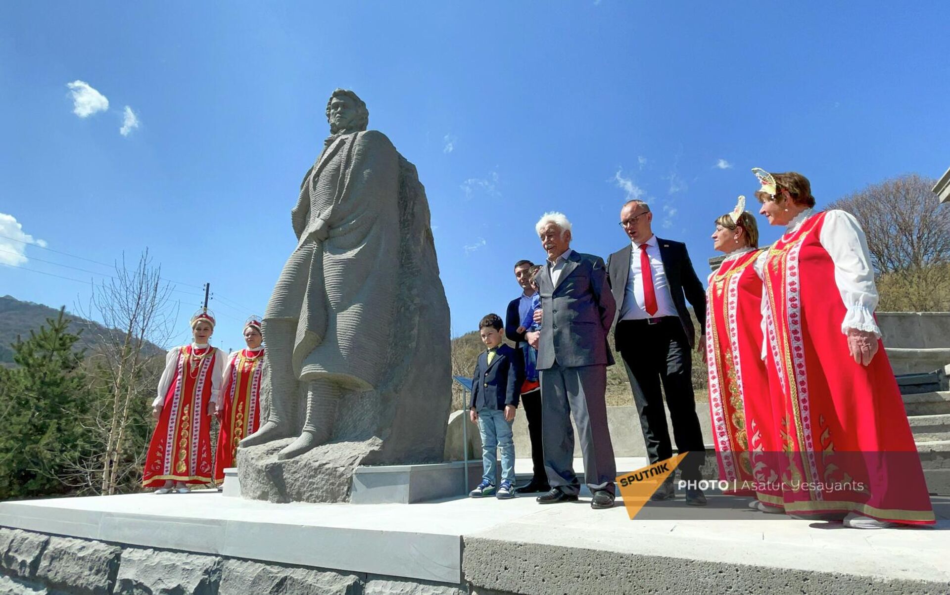 Церемония открытия памятника Александру Пушкину на Пушкинском перевале (22 апреля 2022). Степанаван - Sputnik Армения, 1920, 22.04.2022