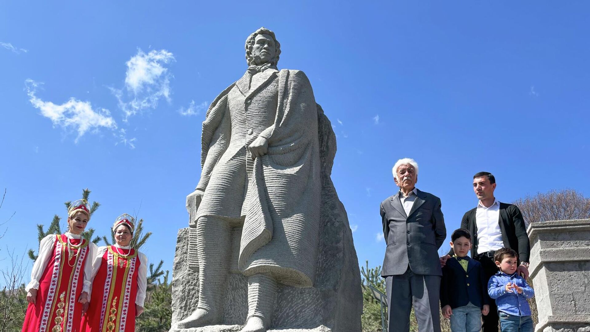 Церемония открытия памятника Александру Пушкину на Пушкинском перевале (22 апреля 2022). Степанаван - Sputnik Армения, 1920, 22.04.2022
