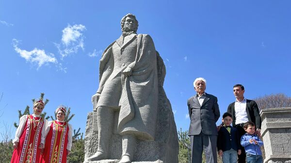 Церемония открытия памятника Александру Пушкину на Пушкинском перевале (22 апреля 2022). Степанаван - Sputnik Армения