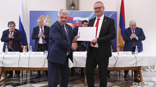 Председатель комиссии по обороне и безопасности Совета Федерации ФС РФ Виктор Бондарев вручает благодарственное письмо депутату НС РА Алексею Сандыкову от имени председателя Совета Федерации ФС РФ Валентины Матвиенко за большой вклад в российско-армянские отношения (22 апреля 2022). Степанаван - Sputnik Армения