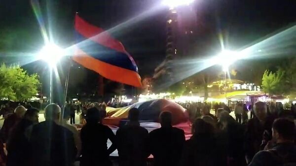 Митингующие раскрыли флаг Армении на площади Свободы - Sputnik Արմենիա
