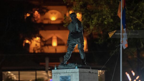 Памятник художнику Жюлю Бастьену-Лепажу скульптора Огюста Родена на площади Франции в Ереване - Sputnik Армения
