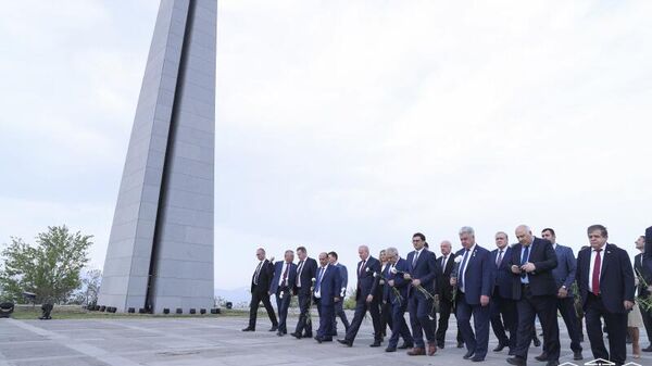 Члены межпарламентской комиссии по сотрудничеству между НС РА и ФС РФ посетили мемориальный комплекс Цицернакаберд (23 апреля 2022). Ереван - Sputnik Армения