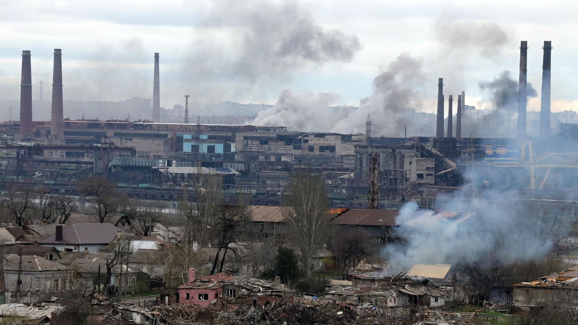 Дым над заводом Азовсталь в Мариуполе. - Sputnik Армения, 1920, 03.05.2022