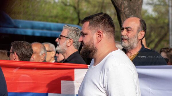 Мика Бадалян на акции у посольства России (21 апреля 2022). Еревaн - Sputnik Армения