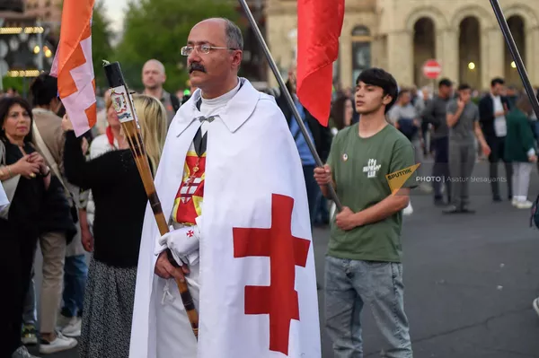 Участники факельного шествия на площади Республики (23 апреля 2022). Ереван - Sputnik Армения