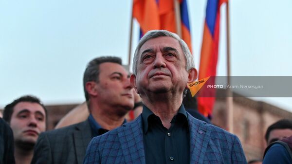 Третий президент Серж Саргсян среди участников факельного шествия на площади Республики (23 апреля 2022). Ереван - Sputnik Армения
