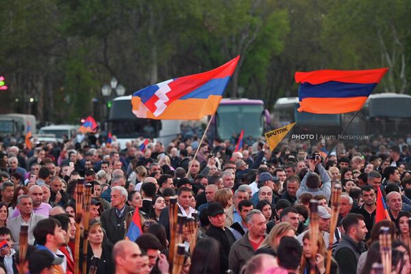 Ջահերով երթի մասնակիցները Հանրապետության հրապարակում (23 ապրիլի, 2022թ). Երևան - Sputnik Արմենիա