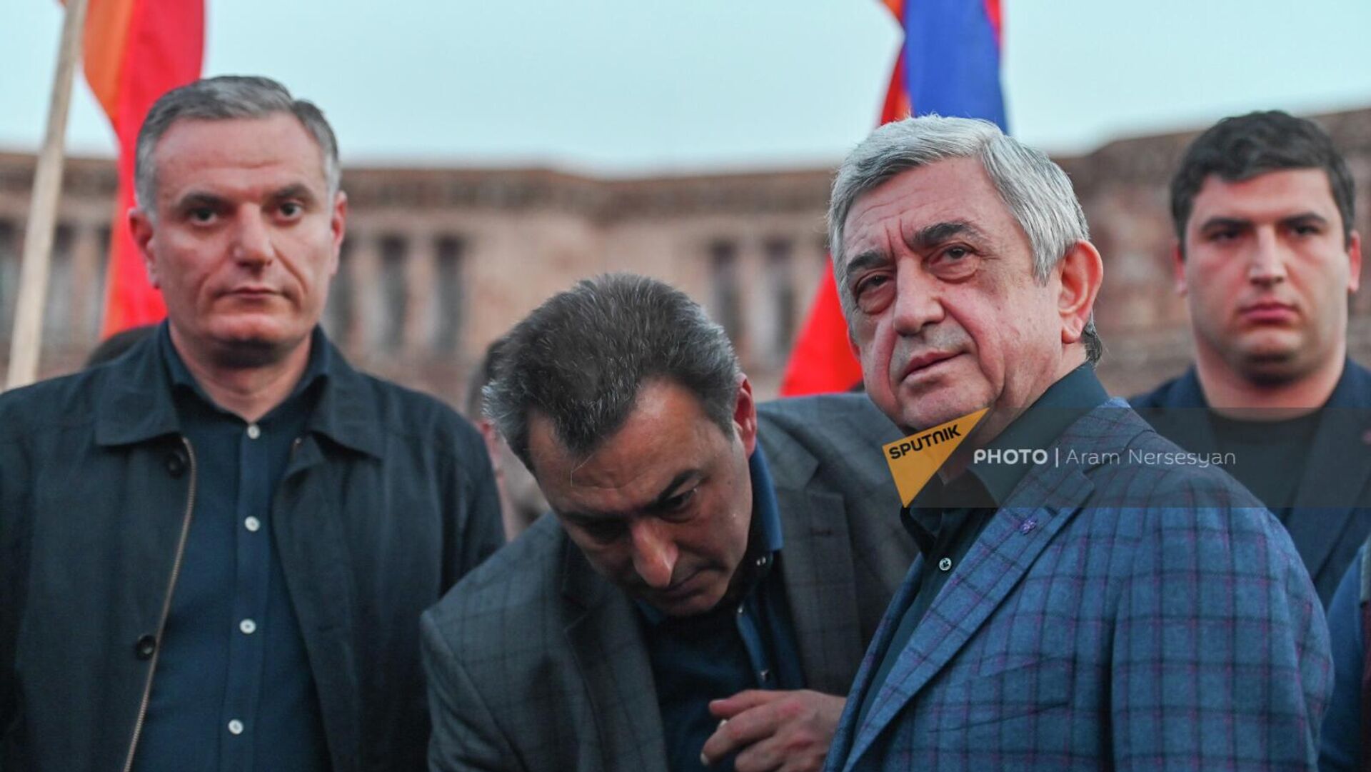 Третий президент Серж Саргсян среди участников факельного шествия на площади Республики (23 апреля 2022). Ереван - Sputnik Армения, 1920, 14.05.2022