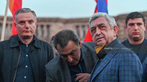 Третий президент Серж Саргсян среди участников факельного шествия на площади Республики (23 апреля 2022). Ереван - Sputnik Армения