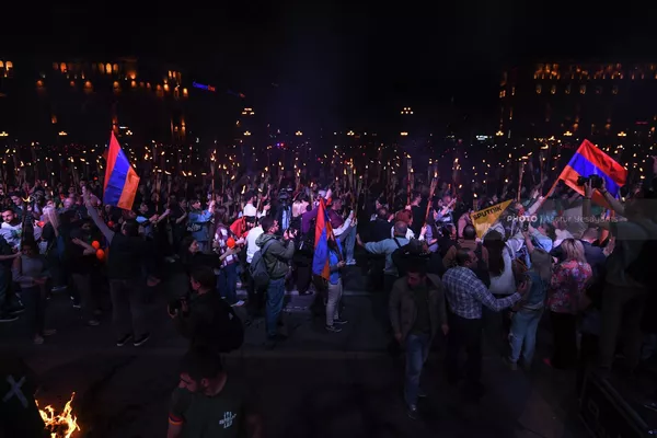 Участники факельного шествия поют "главную песню" акции "Зартир, Лао" - Sputnik Армения
