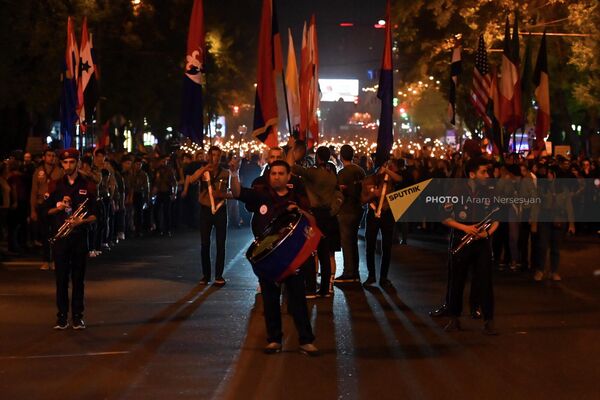 Ջահերով երթի մասնակիցներն անցնում են Ամիրյան փողոցով (23 ապրիլի, 2022թ). Երևան - Sputnik Արմենիա