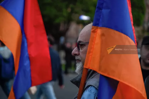 Участник факельного шествия на площади Республики (23 апреля 2022). Еревaн - Sputnik Армения