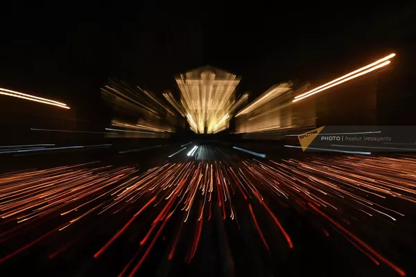 Участники факельного шествия проходят мимо здания Национального собрания на проспекте Баграмяна (23 апреля 2022). Еревaн - Sputnik Армения