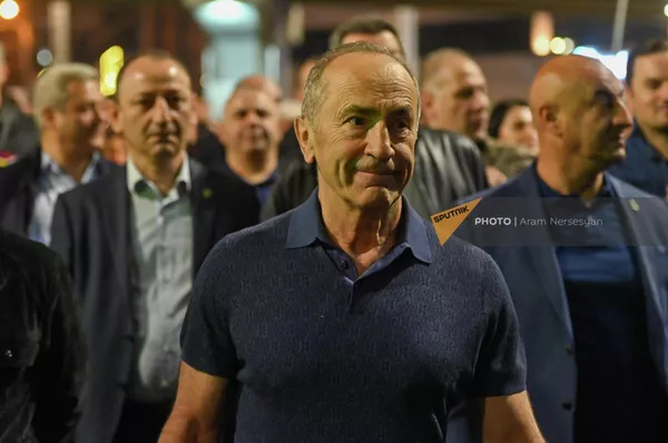 Второй президент Роберт Кочарян среди участников факельного шествия (23 апреля 2022). Ереван - Sputnik Армения