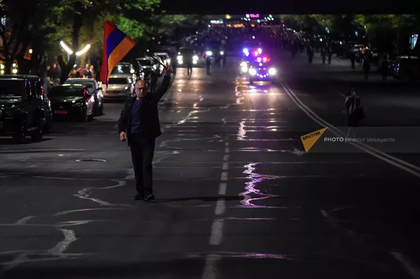 Участники факельного шествия на проспекте Баграмяна (23 апреля 2022). Еревaн - Sputnik Армения