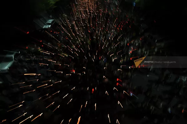 Участники факельного шествия на проспекте Баграмяна (23 апреля 2022). Еревaн - Sputnik Армения