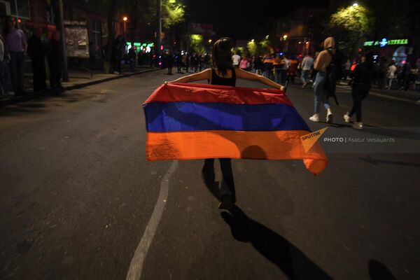 Ջահերով երթի մասնակիցներն անցնում են Կիևյան փողոցով (23 ապրիլի, 2022թ). Երևան - Sputnik Արմենիա