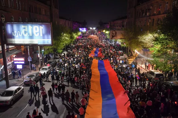 Участники факельного шествия на улице Киевян (23 апреля 2022). Еревaн - Sputnik Армения