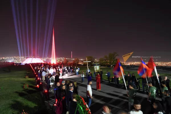 Участники факельного шествия в мемориальном комплексе Цицернакаберд (23 апреля 2022). Еревaн - Sputnik Армения