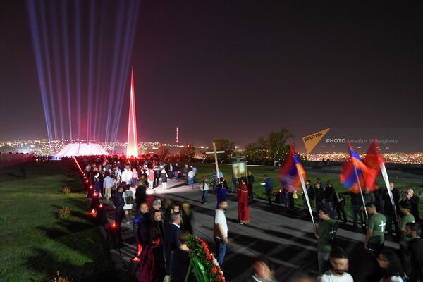 Ջահերով երթի մասնակիցները Ծիծեռնակաբերդի հուշահամալիրում (23 ապրիլի, 2022թ). Երևան - Sputnik Արմենիա