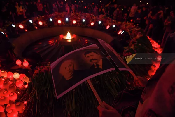 Участники факельного шествия в мемориальном комплексе Цицернакаберд (23 апреля 2022). Еревaн - Sputnik Армения