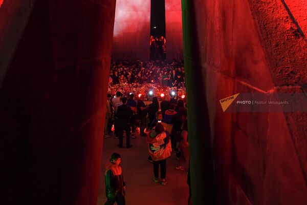Ջահերով երթի մասնակիցները Ծիծեռնակաբերդի հուշահամալիրում (23 ապրիլի, 2022թ). Երևան - Sputnik Արմենիա