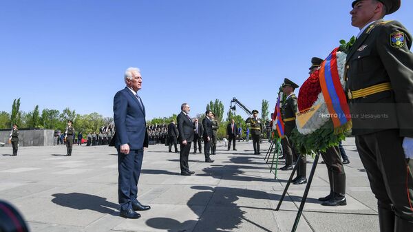Первые лица страны во время возложения цветов к Мемориалу Геноцида армян (24 апреля 2022). Ереван - Sputnik Армения