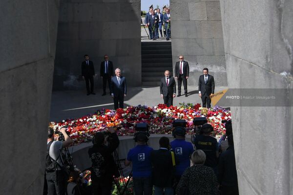 Первые лица страны во время возложения цветов к Мемориалу Геноцида армян (24 апреля 2022). Ереван Первые лица страны во время возложения цветов к Мемориалу Геноцида армян (24 апреля 2022). Ереван - Sputnik Армения